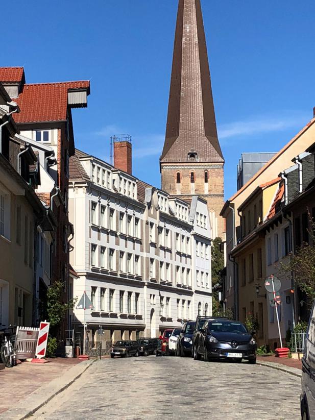 Der „Eigenbetrieb Kommunale Objektbewirtschaftung und -entwicklung der Hanse- und Universitätsstadt Rostock“ ist auf der Suche nach historischen Aufnahmen der Schule am Alten Markt.