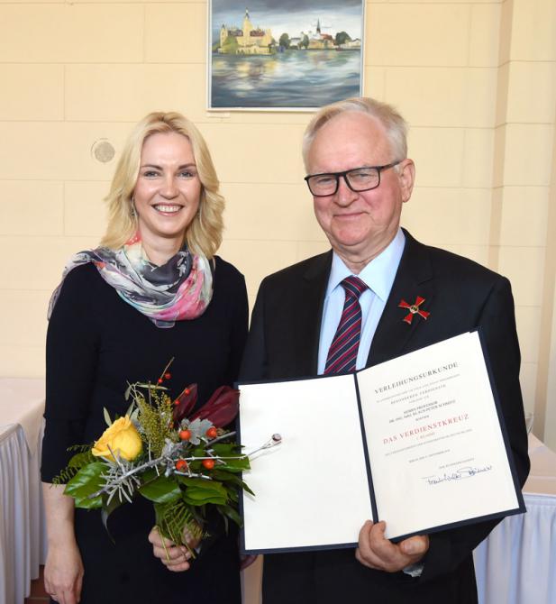 Professor Klaus-Peter Schmitz mit dem Bundesverdienstkreuz 1. Klasse ausgezeichnet