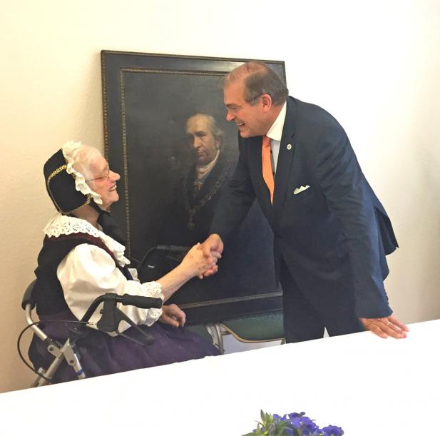 Urenkelin des Rektors Otto Karsten Krabbe schenkt Uni ein Porträtgemälde