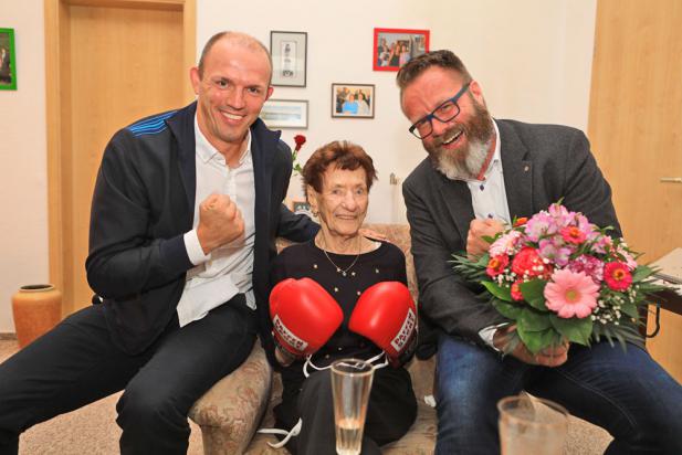 OB Claus Ruhe Madsen gratulierte ältester Rostockerin Gertrud Blohm