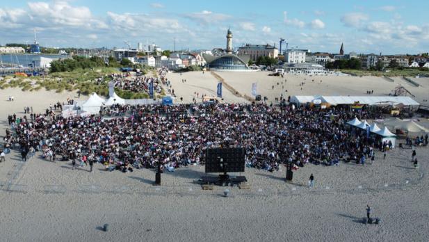 KEIN PUBLIC VIEWING ZUM ACHTELFINALE DER FUSSBALL-EM AM WARNEMÜNDER STRAND