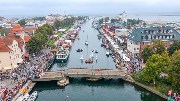 BRÜCKENFEST IN WARNEMÜNDE: