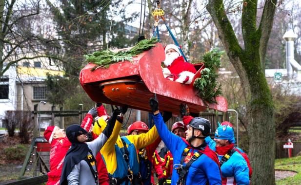 Weihnachtliche Höhenretter überraschen junge Patienten